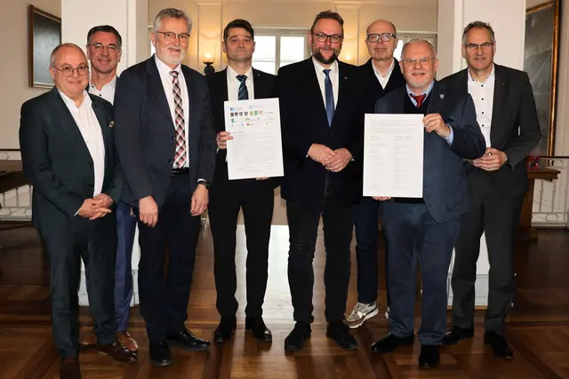 (von links nach rechts) Bürgermeister Christian Gauf (Zweibrücken), Kreisbeigeordneter Christoph Buttweiler (Landkreis Germersheim), Kanzleidirektor Wolfgang Jochim, Oberkirchenrat Markus Jäckle, Oberbürgermeister Markus Zwick (Stadt Pirmasens), Oberbürgermeister Dominik Geißler (Stadt Landau), Landrat Hans-Ulrich Ihlenfeld (Landkreis Bad Dürkheim) und Landrat Dietmar Seefeldt (Landkreis Südliche Weinstraße)  | Foto: Quelle: Stadt Landau/frei
