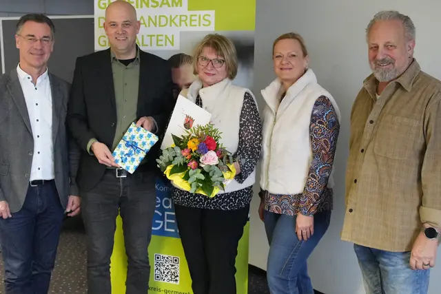 Die Gratulanten  – v.l.: Der Erste Kreisbeigeordnete, Christoph Buttweiler, Landrat Martin Brandl, die Leiterin des Jugendamtes, Denise Hartmann-Mohr und der Personalratsvorsitzende, Franz-Josef Hänlein - mit Blumen: Susanne Antoni | Foto: KreisGER/mda