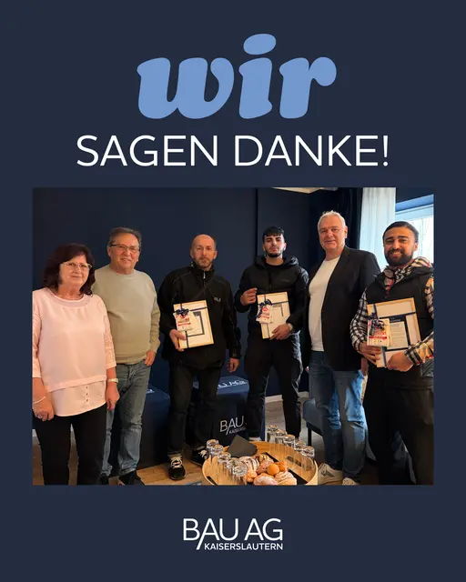 Angelika und Holger Cordier (links)  und die drei Helfer mit Bau AG-Vorstand Thomas Bauer (Zweiter von rechts) | Foto: Bau AG/gratis