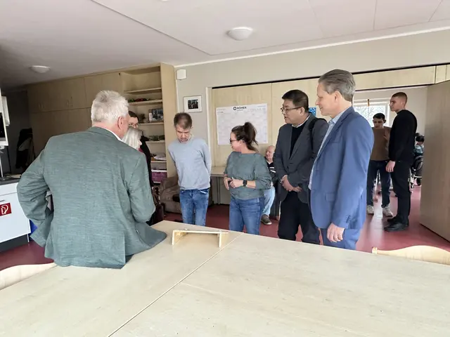 Die Delegation im Gespräch mit Besuchern der Tagesförderstätte.  | Foto: Lebenshilfe Neustadt