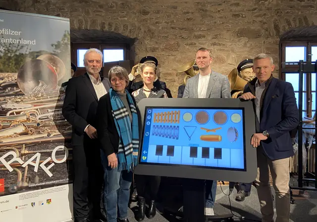Auf dem Foto zu sehen sind (v.l.n.r.) Staatssekretär Jürgen Hardeck (Ministerium für Familie, Frauen, Kultur und Integration Rheinland-Pfalz), Georgia Matt-Haen (Steuerungsgruppe Westpfälzer Musikantenland), Elaine Neumann (Projektleitung Westpfälzer Musikantenland), Landrat Johannes Huber (Landkreis Kusel) und Landrat Ralf Leßmeister (Landkreis Kaiserslautern) 
 | Foto: Pressestelle Kreisverwaltung Kusel