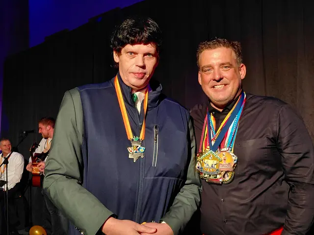Gastgeber Volker der Erste, das meint Landrat Volker Knörr (rechts auf dem Foto) und Andreas Klamm (links auf dem Foto). Fastnacht verbindet die Menschen auf über Parteigrenzen hinweg.  | Foto: Andreas Klamm