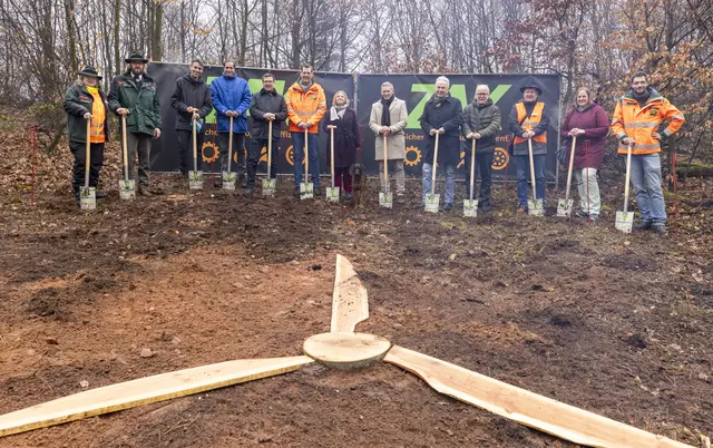 Spatenstich für die vierte Windenergieanlage an der ZAK: Umweltministerin Katrin Eder (Mitte, dunkler Mantel), ZAK-Vorstand Jan Deubig (links daneben) und Landrat Ralf Leßmeister (rechts daneben)  | Foto: Kreisverwaltung KL/gratis