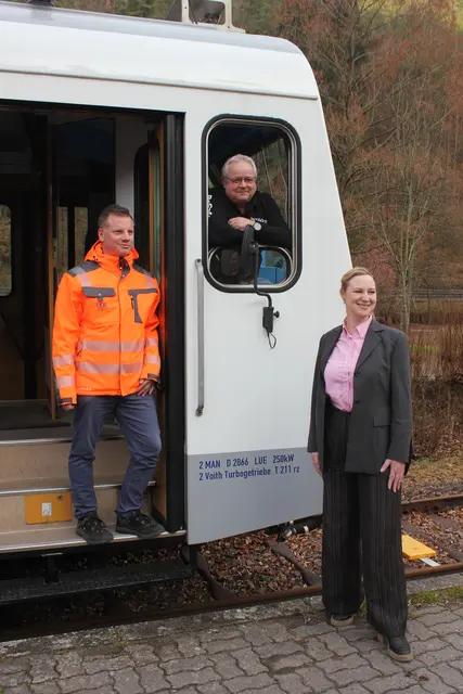 Die Ministerin mit Thomas Kayser (Hitachi, am Fenster) und Oliver Brückom (UEF, in der Tür) in Elmstein | Foto: Eisenbahnmuseum der Pfalz/Hark-Oluf Asbahr