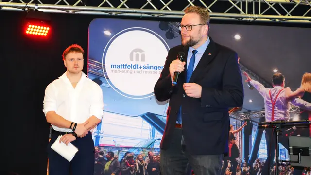 David Steiner vom Veranstalter Mattfeld und Sänger (links) und Oberbürgermeister Markus Zwick bei der Eröffnung des BauSalons | Foto: Frank Schäfer