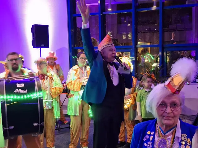 Karlheinz Ungefehr, dem Bezirksvorsitzenden Vorderpfalz der Vereinigung Badisch-Pfälzischer Karnevalvereine führte mit Vanessa Tucerri und Volker Knörr durch den Fastnachtsempfang. | Foto: Andreas Klamm