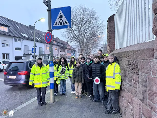Die neuen Schülerlotsen der Goetheschule Kaiserslautern wurden von der Polizei ausgebildet und sorgen ab sofort für mehr Verkehrssicherheit: Tina Sornberger und Elke Berberich mit den neuen Schülerlotsen | Foto: Polizei KL/gratis