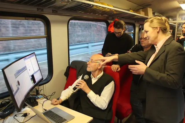 Die Ministerin zeigt großes Interesse an den Messergebnissen | Foto: Eisenbahnmuseum der Pfalz/Hark-Oluf Asbahr