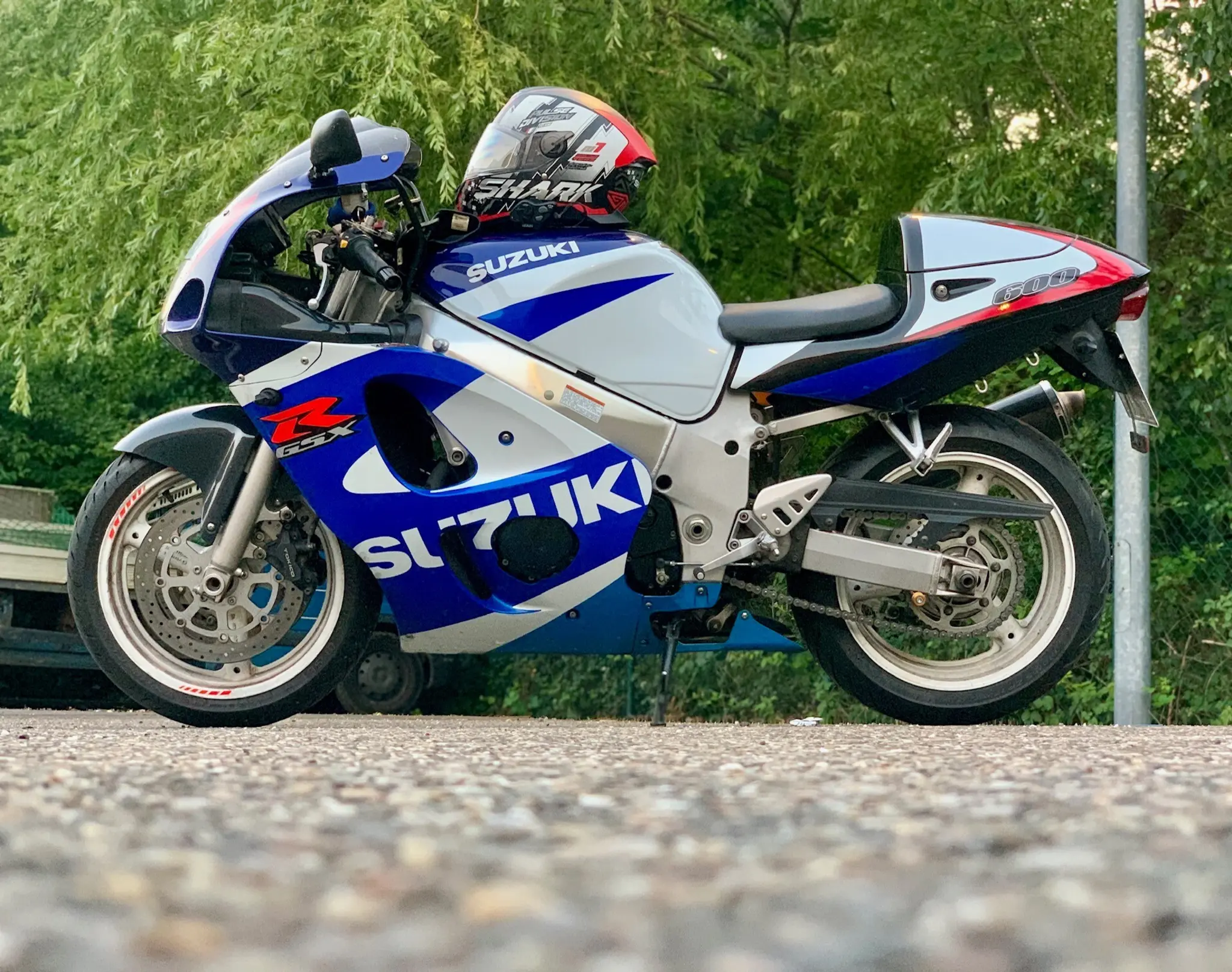 Blau-wei-e-Suzuki-gestohlenes-Motorrad-in-Annweiler-gesucht