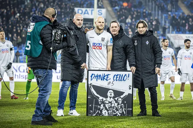 Der für Ulm spielende Marcel Seegert (Bildmitte) wurde vor dem Spiel vom SV Waldhof Mannheim noch einmal offiziell verabschiedet. | Foto: Adler/PIX-Sportfotos