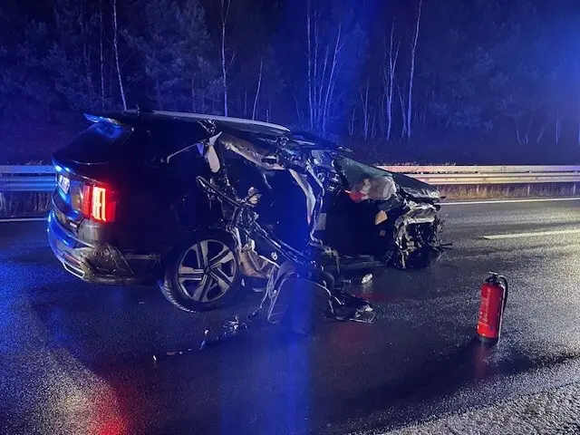 Der schwer beschädigte Unfallwagen | Foto: Polizeiautobahnstation Kaiserslautern