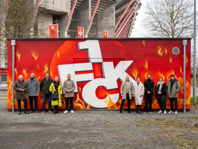 Die Fernwärmeanlage am Fritz-Walter-Stadion in Kaiserslautern bei der Einweihung: Christian Ehwein (v. l.), Christian Welter und Dr. Arvid Blume von der SWK Stadtwerke Kaiserslautern Versorgungs-AG, OB Beate Kimmel, 
Peter Nonnemacher von der WVE GmbH, Dr. Stefan Weiler von der Stadiongesellschaft sowie FCK-Vertreter Saskia Bugera, Thomas Hengen und Michelle Dillinger mit Graffiti-Künstler Daniel Ferino  | Foto: SWK/gratis