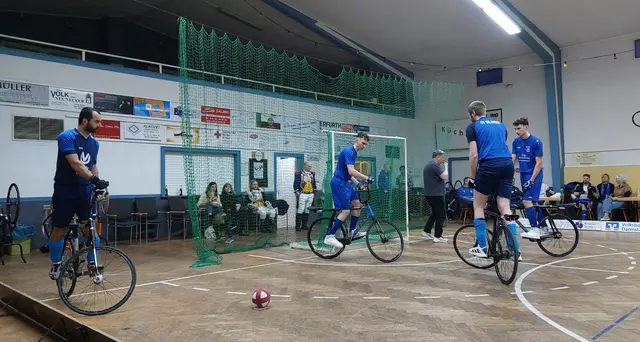 Dieser unpräzise ausgeführte Eckball von Peter (links) führte bereits im ersten Durchgang zum späteren 1:1-Endstand | Foto: |JFriebe