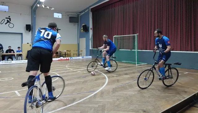 Mit solidem Spielaufbau und sicherem Abwehrverhalten konnte Selzen deutlich bezwungen werden (Sebastian Gebhardt in der Bildmitte und Peter Sziedat rechts) | Foto: |JFriebe