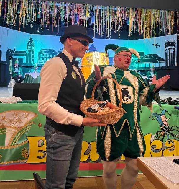 Landrat Ralf Leßmeister (links) mit Hofnarr Andreas Franz | Foto: Kreisverwaltung KL/gratis