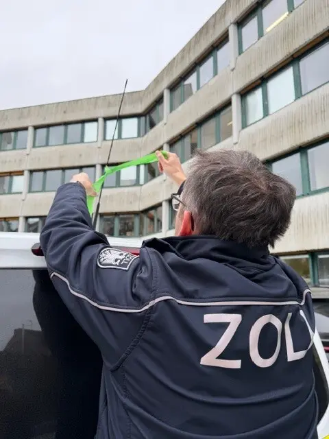 Die Einsatzfahrzeuge des Hauptzollamts Saarbrücken tragen am Tag der Kinderhospizarbeit grüne Bänder  | Foto: HZA SB/gratis