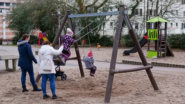 Tagsüber wird der Spielplatz in der Lindenstraße durchaus von Familien genutzt – dennoch gilt die Anlage als sanierungsbedürftig. | Foto: Erik Stegner