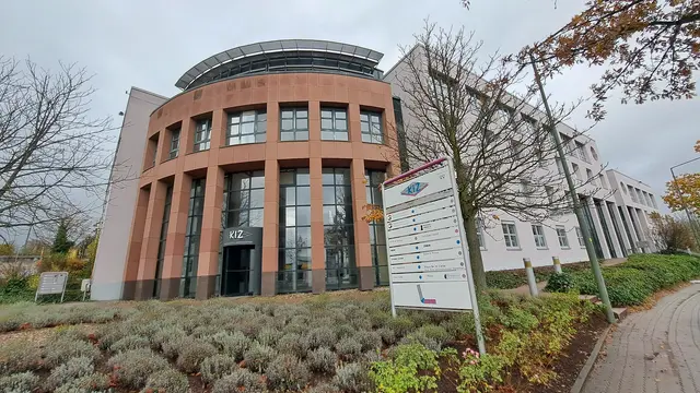 In diesem Gebäude hat der Hospizverein Stadt und Kreis Kaiserslautern Räume bezogen: Zum Tag der Kinderhospizarbeit erstrahlen seine Fenster  in grünem Licht | Foto: Monika Klein