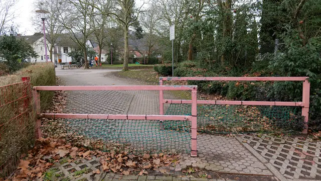 Der Spielplatz in der Lindenstraße liegt etwas versteckt und ist vom Zugang aus schwer einsehbar. | Foto: Erik Stegner