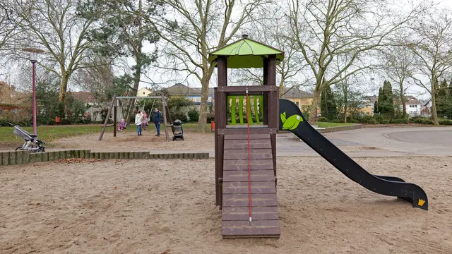 Spielgeräte sind vorhanden und werden genutzt – dennoch gilt die Ausstattung des Spielplatzes in der Lindenstraße als nicht mehr zeitgemäß. | Foto: Erik Stegner