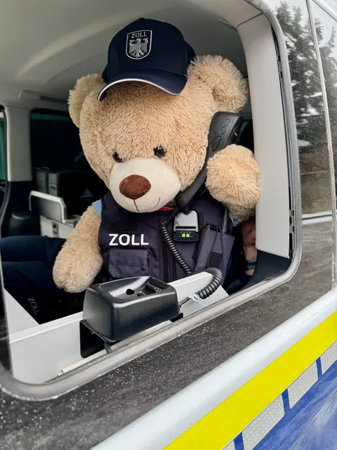 Teddy „Hope“, Botschafter der Deutschen Kinderhospiz Dienste, besuchte das Hauptzollamt Saarbrücken  | Foto: HZA SB/gratis