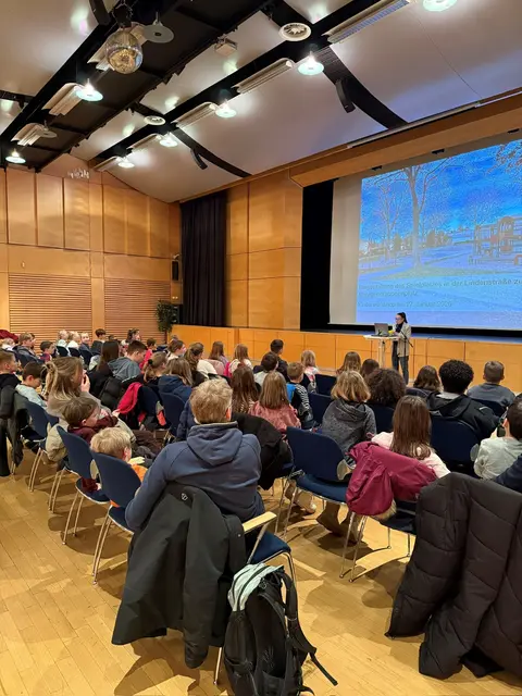 Großes Interesse am Jugend-Workshop: Zahlreiche Kinder und Jugendliche brachten ihre Ideen zur Neugestaltung des Mehrgenerationenplatzes in der Lindenstraße ein. | Foto: Stadt Landstuhl