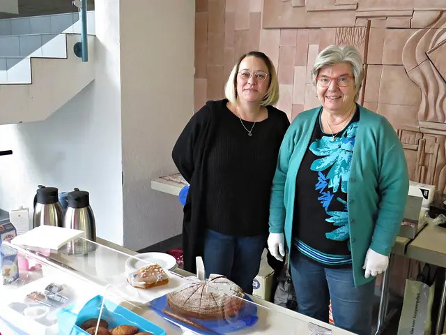 Beim Kaffee- und Kuchenverkauf Marianne Koob und Helferin | Foto: Brigitte Melder