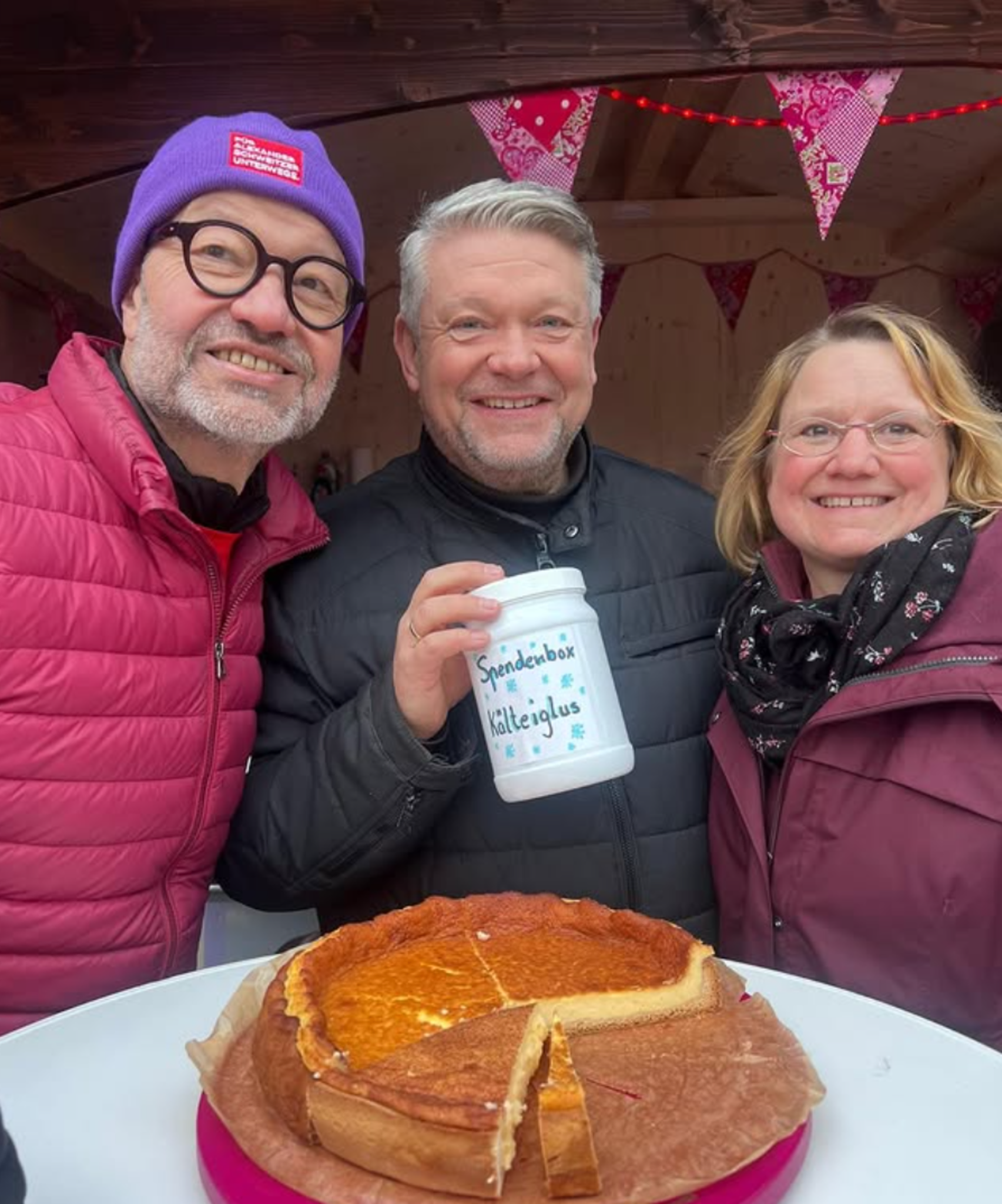 Erzh-tten-zeigt-Herz-f-r-obdachlose-Menschen