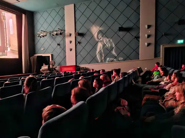 Im Oktober ging es für die ganze Schulgemeinschaft mit dem Zug zu einer Sondervorstellung ins Provinz-Kino nach Enkenbach | Foto: Christine Glaß/gratis