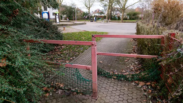 Provisorischer Zugang und wenig einladende Gestaltung: Der Spielplatz in der Lindenstraße soll im Zuge der Neugestaltung offener und familienfreundlicher werden. | Foto: Erik Stegner