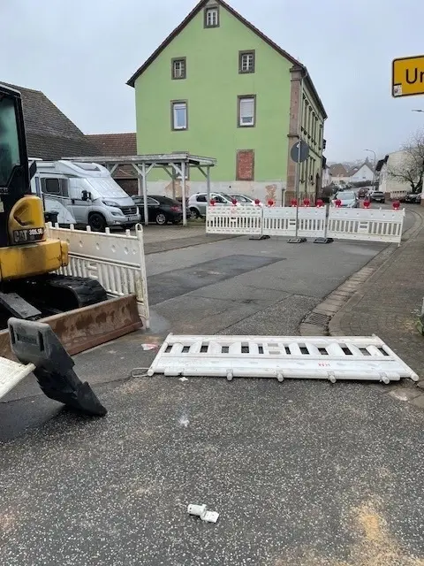 Absperrung übersehen und weitergefahren | Foto: Polizei