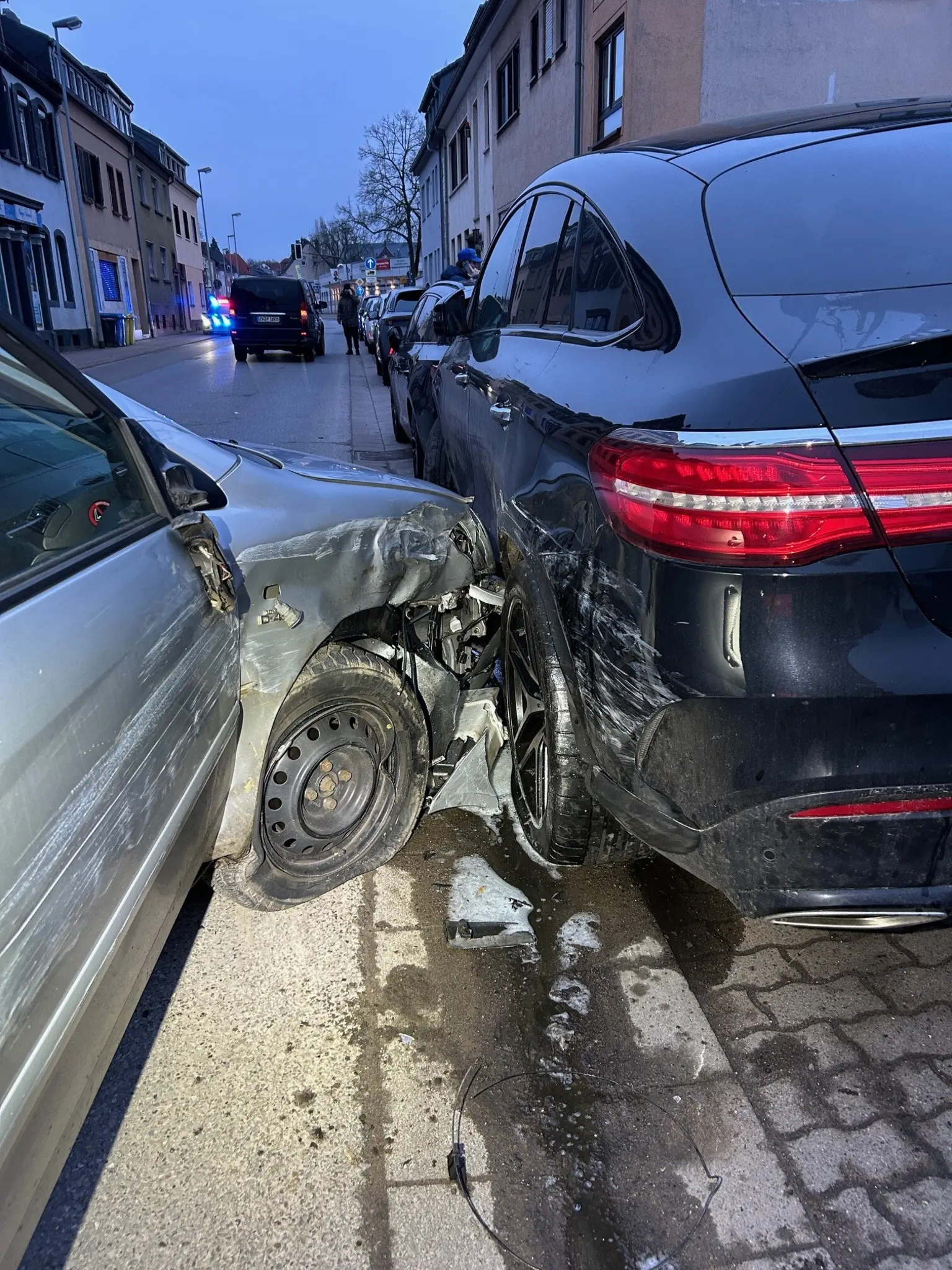Verdacht-auf-medizinischen-Notfall-Pkw-Fahrer-verursacht-zahlreiche-Unf-lle