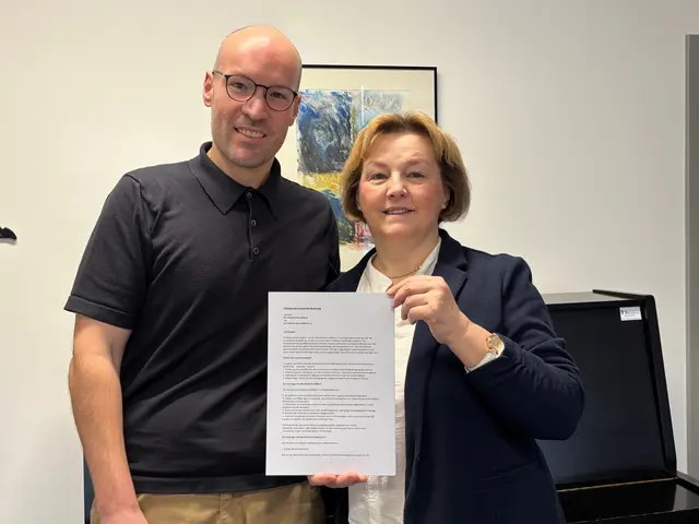 Die Vorsitzende des Musikvereins Haßloch, Mirjam Hantke-Zimnol, und Musikschulleiter Jan Epp nach der Unterzeichnung der erneuerten Kooperationsvereinbarung. | Foto: Gemeindeverwaltung Haßloch