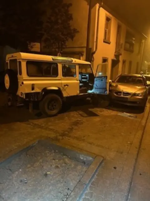 An allen beteiligten Fahrzeugen sowie an der Hausfassade entstand ein hoher Sachschaden | Foto: Polizeiinspektion Zweibrücken