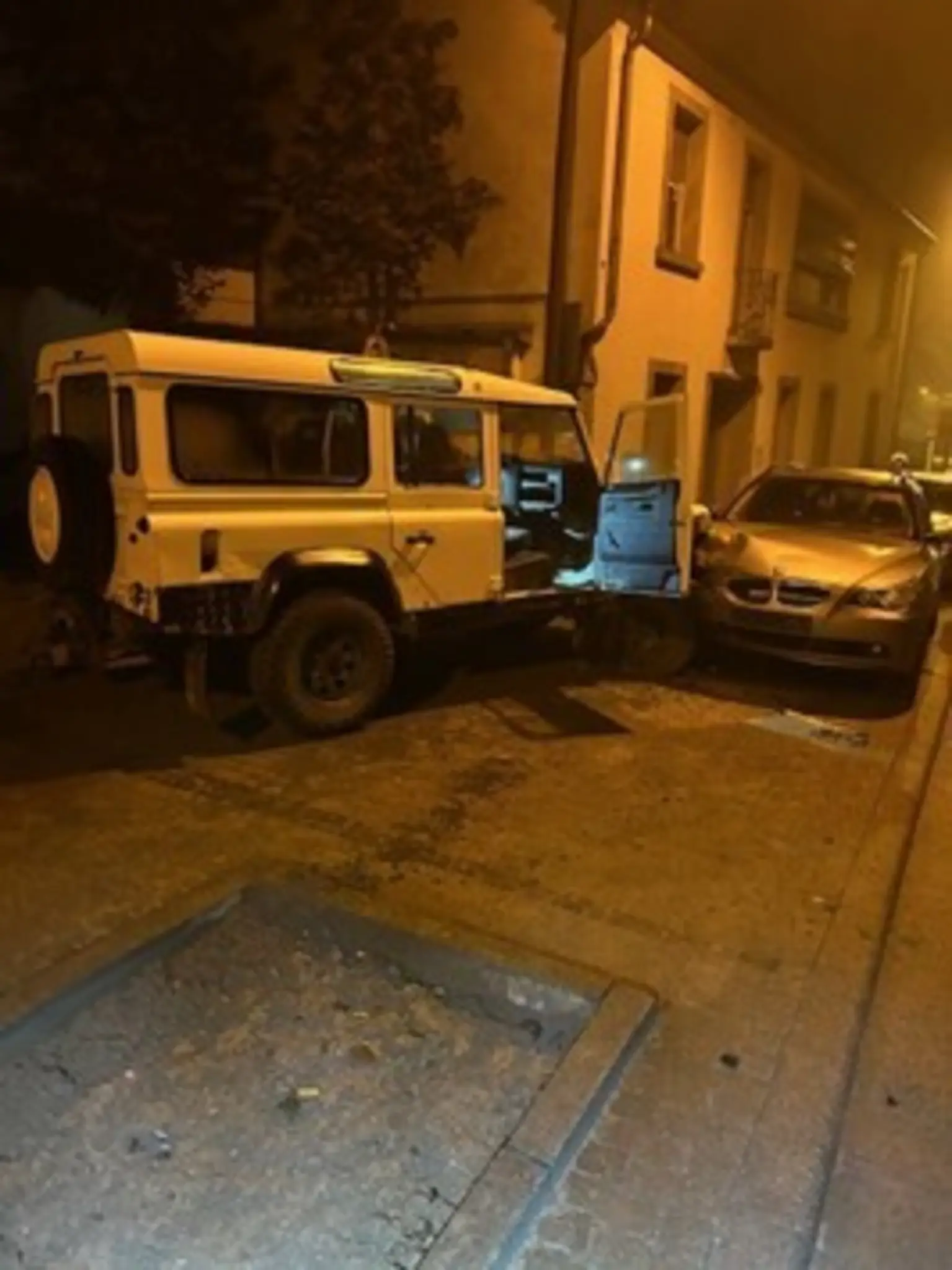 Gel-ndewagen-kracht-in-Hauswand-und-Autos-Fahrer-meldet-sich-Stunden-sp-ter