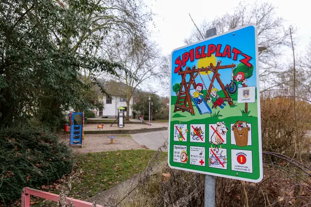 Das Schild weist den Weg – der Spielplatz in der Lindenstraße liegt jedoch etwas abseits und ist von außen kaum einsehbar. | Foto: Erik Stegner