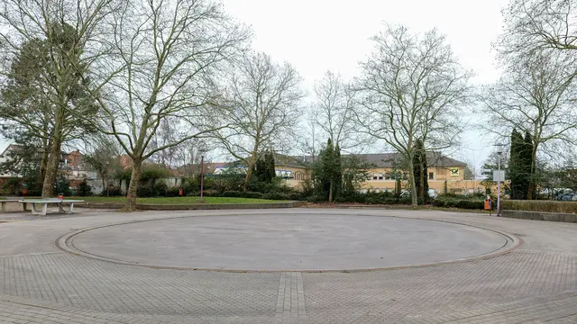 Viel versiegelte Fläche und wenig Aufenthaltsqualität: Der zentrale Bereich des Spielplatzes in der Lindenstraße gilt als wenig einladend und soll neu gestaltet werden. | Foto: Erik Stegner