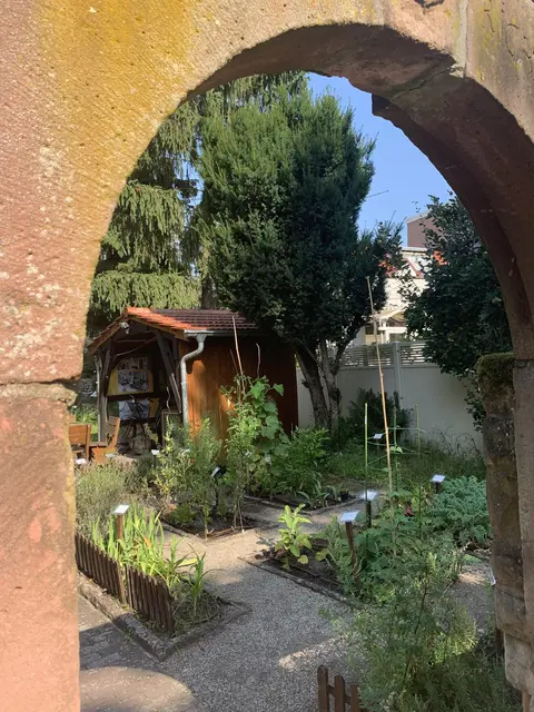 Ein Blick auf den schönen Gemüsegarten des Museums durch den Torbogen.
 | Foto: Stadt Viernheim
