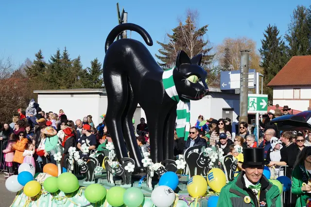 Traditionell an der Spitze des Lindwurms: Der Bruchkatzen-Wagen führt auch 2026 den Westricher Fastnachtsumzug an. | Foto: Stefanie Walter