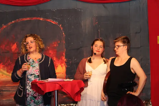 Ob sich noch was Bessres findet? Emma und Sandra suchen einen Mann | Foto: KVG