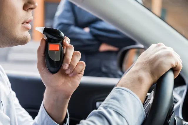 Im Hinblick auf bevorstehende Fastnachtsveranstaltungen warnt die Polizei: Alkohol und Drogen gefährden die Verkehrssicherheit | Foto: LIGHTFIELD STUDIOS/stock.adobe.com