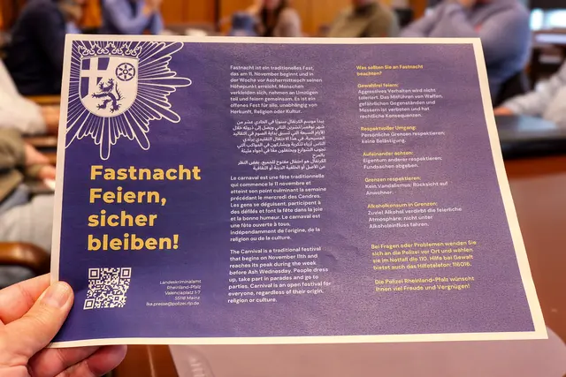Erstmals verteilt die Polizei beim Westricher Fastnachtsumzug mehrsprachige Flyer mit Sicherheitshinweisen, Verhaltensregeln und kurzen Erläuterungen zur Fastnachtstradition. | Foto: Erik Stegner