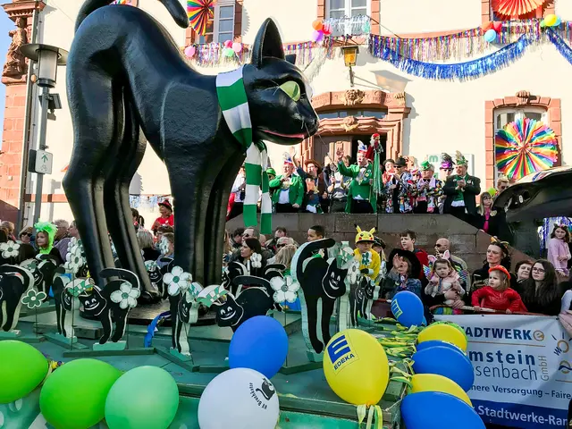 Symbolfigur vor dem Rathaus: Der Bruchkatzen-Wagen steht beim Westricher Fastnachtsumzug im Mittelpunkt und führt traditionell den Zug an. | Foto: Stefanie Walter