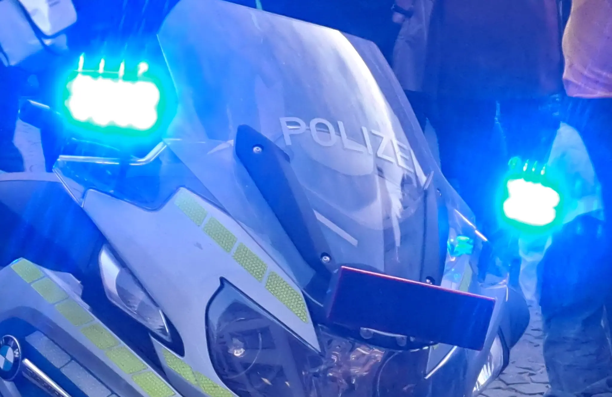 Jugendlicher-bespr-ht-Mann-mit-Reizstoff