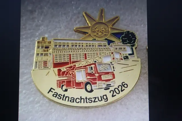 Der diesjährige Umzugspin ist für drei Euro zu haben - der Erlös hilft dabei, die Veranstaltung zu finanzieren. | Foto: Hannelore Schäfer