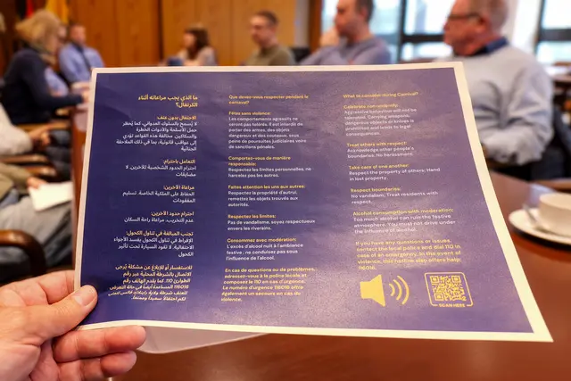 Die Rückseite: Erstmals verteilt die Polizei beim Westricher Fastnachtsumzug mehrsprachige Flyer mit Sicherheitshinweisen, Verhaltensregeln und kurzen Erläuterungen zur Fastnachtstradition. | Foto: Erik Stegner