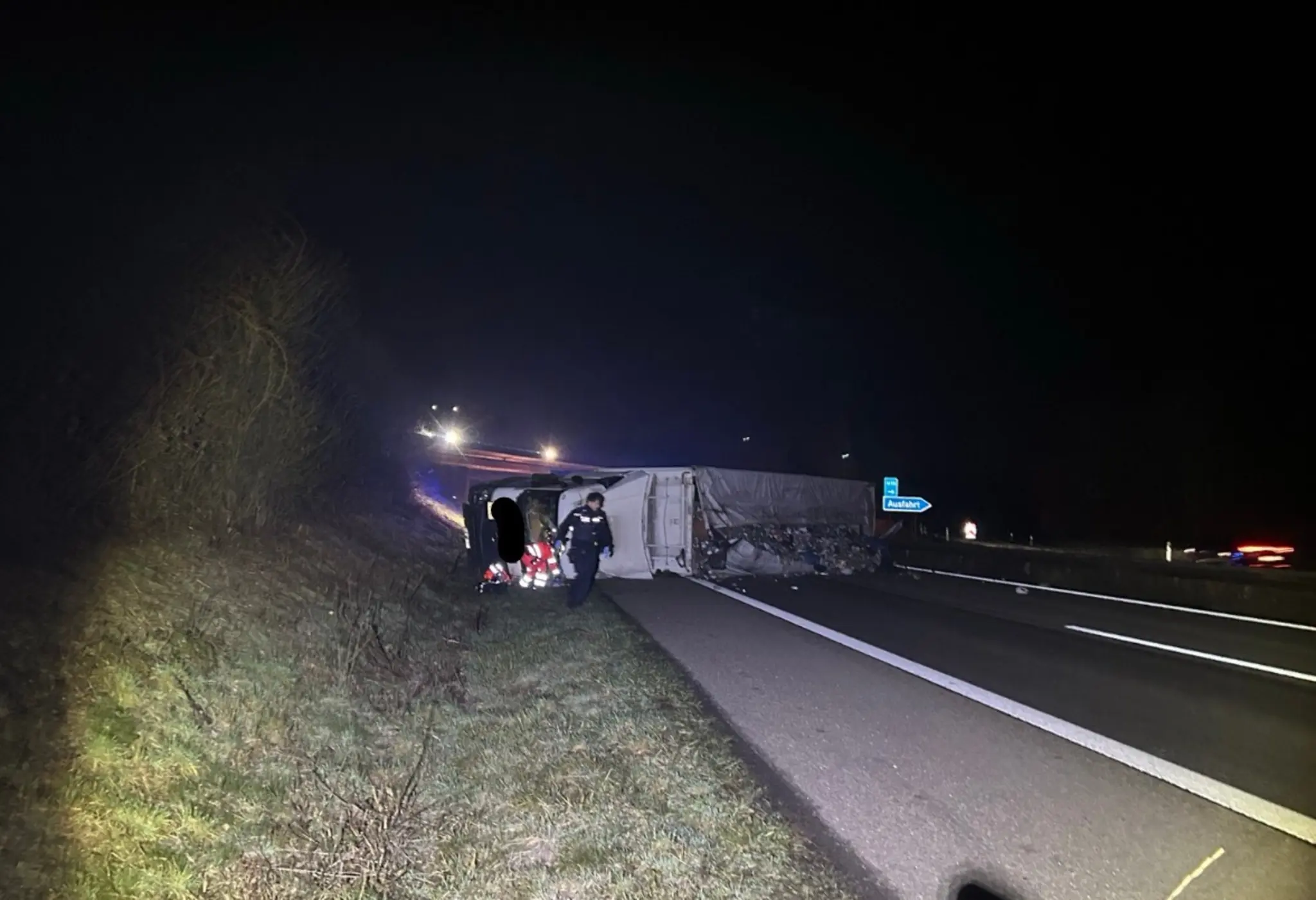 Vollsperrung-der-A65-aufgehoben-LKW-kippt-um-und-verursacht-Chaos