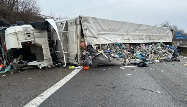 A65 bei Landau gesperrt: LKW-Unfall und darin befindlicher Hausmüll verursacht Chaos | Foto: Polizei Edenkoben