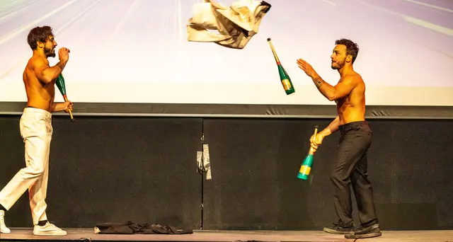 Zwei der drei Messoudi-Brothers begeisterten mit einer flotten „Striptease-Jonglage“, bevor Thomas Hamsch in der Zugabe enorme Kraft bewies und einen astreine Handstandakrobatik stemmte. | Foto: Wolfgang Neuberth