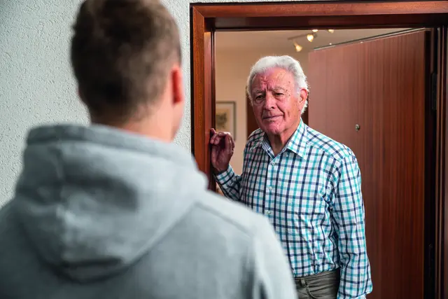 Im zweiten Fall erschien der mutmaßliche Täter direkt an der Wohnungstür eines weiteren Seniors, gab sich ebenfalls als Bankmitarbeiter aus und erlangte auf diese Weise dessen Bankkarte | Foto: www.polizei-beratung.de